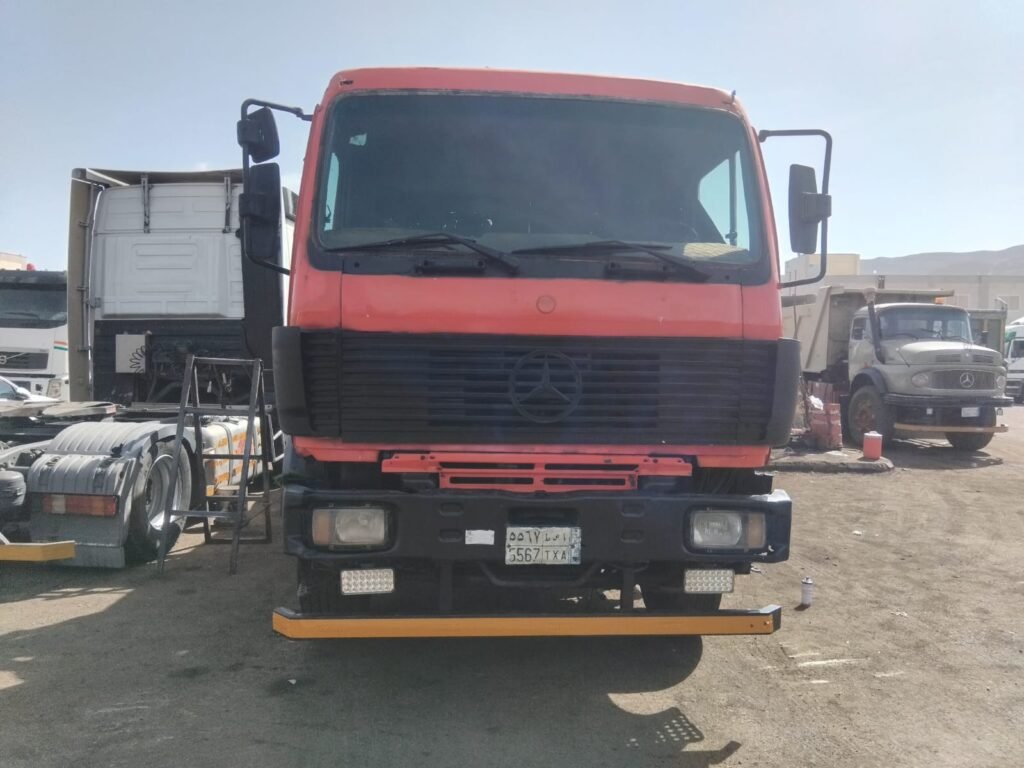 وايت الصرف الصحي حلول شاملة لنقل وتفريغ النفايات السائلة في الطائف تواجه مشاكل امتلاء البيارات أو طفح خزانات الصرف الصحي؟ هذه المشكلة ليست مجرد إزعاج عابر، بل يمكن أن تتحول إلى كارثة بيئية وصحية تهدد سكان المنزل أو المنشأة. في مثل هذه المواقف، يظهر الحل الأمثل وايت الصرف الصحي. هذه الشاحنات المتخصصة هي العامل الأساسي في عمليات الصرف الصحي الحديثة، حيث تقوم بمهمة شفط وتفريغ ونقل النفايات السائلة بكفاءة وأمان عاليين. في مدينة الطائف، مع تزايد الكثافة السكانية والمنشآت، تزداد الحاجة إلى خدمات وايت الصرف الصحي الموثوقة. مؤسسة نقاء تقدم هذه الخدمة الحيوية باستخدام أحدث أسطول من شاحنات الشفط المجهزة بأقوى المضخات والتقنيات. مهمتنا لا تقتصر على التفريغ فحسب، بل تشمل التخلص الآمن من النفايات وفق أعلى المعايير البيئية السعودية. هذا المقال دليلك الشامل لفهم كل ما يخص وايت الصرف الصحي، من مكوناته إلى كيفية اختيار أفضل مقدم خدمة. للاستفسار أو طلب الخدمة الفورية، اتصل بنا على 0503039539. ما هو وايت الصرف الصحي؟ وايت الصرف الصحي هو شاحنة كبيرة مجهزة خصيصاً لنقل السوائل والمخلفات السائلة. يحتوي على خزان مصنوع من مواد متينة مقاومة للتآكل ومضخة شفط قوية. يتم استخدامه primarily لشفط محتويات البيارات، وخزانات الصرف الصحي، وغرف التفتيش عندما تمتلئ. تختلف سعة وايت الصرف الصحي من شاحنة إلى أخرى، مما يجعله مناسباً للمنازل الفردية والمجمعات السكنية الكبيرة والمصانع على حد سواء. المكونات الرئيسية لوايت الصرف الصحي لفهم كيفية عمل هذه الخدمة، من المهم معرفة مكونات وايت الصرف الصحي الأساسية خزان التخزين مصنوع من الفولاذ المقاوم للصدأ أو البولي إيثيلين عالي الكثافة، مصمم ليحمل كميات كبيرة من النفايات السائلة دون تسريب. مضخة الشفط القوية هي القلب النابض للعملية، مسؤولة عن سحب السوائل والمواد شبه الصلبة من الأعماق بفعالية. أنابيب الشفط المخصصة أنابيب مرنة وقوية يتم إدخالها في فتحة البيارة أو غرفة التفتيش لنقل المحتويات إلى الخزان. نظام تفريغ آمن يضمن تفريغ محتويات الخزان في مواقع المعالجة المخصصة بسلاسة وأمان. المشاكل التي يحلها وايت الصرف الصحي يلعب وايت الصرف الصحي دوراً حاسماً في حل مجموعة واسعة من المشاكل امتلاء البيارات وهو الاستخدام الأشهر، حيث يمنع طفح مياه الصرف الصحي إلى السطح. تنظيف خزانات الصرف الصحي للمجمعات السكنية والمنشآت التجارية. أعمال الصيانة الدورية لأنظمة الصرف، مما يضمن استمرار عملها بكفاءة. حالات الطوارئ مثل الانسدادات الشديدة الناجمة عن امتلاء الخزانات الأرضية. خطوات الحصول على خدمة وايت الصرف الصحي في الطائف الحصول على الخدمة من مؤسسة نقاء سهل ومباشر. اتبع هذه الخطوات الخدمة تفاصيل الحجز والاستفسار رقم هاتف طلب الخدمة 0503039539 وسائل التواصل اتصال هاتفي مباشر أو رسالة عبر واتساب ساعات العمل خدمة متاحة 24 ساعة طوال أيام الأسبوع الاتصال والتقييم اتصل على الرقم 0503039539 لوصف مشكلتك (بيارة ممتلئة، تنظيف خزان، إلخ). تحديد الموعد نحدد معك موعداً مناسباً لوصول وايت الصرف الصحي إلى موقعك في الطائف. التقييم الميداني والتسعير يقوم الفني بتقييم الحجم وتقديم سعر فوري وشامل. بدء العمل يبدأ فريقنا في عملية الشفط باستخدام وايت الصرف الصحي المتطور. التنظيف والتطهير نقوم بتنظيف المنطقة المحيطة للتأكد من نظافة الموقع. التخلص الآمن نقوم بنقل النفايات إلى مواقع المعالجة المرخصة. مقارنة بين وايت الصرف الصحي والطرق التقليدية المعيار وايت الصرف الصحي (الحل الحديث) الطرق التقليدية (اليدوية) الكفاءة عالية جداً، يفرغ الخزان بالكامل وبسرعة. منخفضة، غير مجدية للبيارات الممتلئة. الأمان آمن تماماً، يمنع التعرض المباشر للنفايات الضارة. خطير، يعرض العمال للأمراض والمخاطر. الوقت سريع، يتم الإنتهاء في دقائق أو ساعات قليلة. بطيء جداً وقد يستغرق أيام. التكلفة النهائية اقتصادية على المدى الطويل كحل جذري. قد تؤدي إلى أضرار أكبر وتكاليف إضافية. عوامل تؤثر على سعر خدمة وايت الصرف الصحي تختلف تكلفة خدمة وايت الصرف الصحي بناء على عدة عوامل سعة الخزان المطلوب تفريغه كلما زاد الحجم، زادت التكلفة. موقع البيارة صعوبة الوصول للموقع قد تؤثر على السعر. نوع النفايات بعض المخلفات تتطلب تقنيات خاصة. الخدمات الإضافية مثل التنظيف الداخلي للبيارة بالتطهير. اتصل بنا على 0503039539 للحصول على عرض سعر دقيق وشفاف. نصائح ذهبية لاختيار أفضل مزود لخدمة وايت الصرف الصحي اطلب عرض سعر مسبق تأكد من أن الشركة تقدم تسعيراً شفافاً قبل البدء. تأكد من الترخيص تعامل فقط مع شركة مرخصة مثل مؤسسة نقاء تضمن التخلص الآمن بيئياً. اسأل عن تقنية الشفط استخدم شركة تستخدم أحدث شاحنات وايت الصرف الصحي. تحقق من التقييمات آراء العملاء السابقين خير دليل على مصداقية الخدمة. الأسئلة الشائعة (FAQ) حول وايت الصرف الصحي س 1 ما هي مدة عمل وايت الصرف الصحي لتفريغ بيارة منزل؟ ج المدة تختلف حسب الحجم، لكن معظم عمليات تفريغ وايت الصرف الصحي للبيارات المنزلية تستغرق أقل من ساعة. س 2 كيف أطلب خدمة وايت الصرف الصحي بشكل عاجل في الطائف؟ ج يمكنك طلب خدمة وايت الصرف الصحي بشكل عاجل بالاتصال المباشر على رقم الطوارئ 0503039539 المتاح 247. س 3 هل خدمة وايت الصرف الصحي تغطي تنظيف خزانات الصرف الصحي للمصانع؟ ج نعم، خدماتنا تشمل تنظيف خزانات الصرف الصحي الكبيرة للمصانع والمنشآت التجارية باستخدام وايت الصرف الصحي كبير السعة. س 4 ما الفرق بين خدمة وايت الصرف الصحي وتسليك المجاري العادي؟ ج وايت الصرف الصحي يحل مشكلة الامتلاء في المصدر (البيارة)، بينما التسليك العادي يعالج الانسداد في الأنابيب فقط. س 5 هل تقدمون ضمان على خدمة وايت الصرف الصحي؟ ج نعم، نقدم ضماناً على خدماتنا لضمان رضاكم التام عن عمل وايت الصرف الصحي. س 6 كيف يتم التخلص الآمن من النفايات بعد شفطها بواسطة وايت الصرف الصحي؟ ج يتم نقل النفايات بواسطة وايت الصرف الصحي إلى محطات المعالجة المرخصة من قبل الجهات المختصة في المملكة. س 7 ما هي المناطق التي تقدمون فيها خدمة وايت الصرف الصحي؟ ج نركز على خدمة مدينة الطائف وأحيائها مثل السيل الكبير، ولكن اتصل بنا على 0503039539 للاستفسار عن منطقة معينة. روابط داخلية مفيدة تعرف على المزيد عن خدماتنا الشاملة من خلال زيارة موقعنا maysann.com. لمشاكل الانسداد العامة، يمكنك الاستفادة من خدمة [تسليك المجاري المسدودة في الطائف]. اقرأ عن أهمية [الصيانة الدورية للبيارات] لتجنب الطوارئ. روابط خارجية موثوقة أمانة الطائف - للاطلاع على لوائح الصحة البلدية. المركز الوطني للرقابة على الالتزام البيئي - لمعلومات عن معايير التخلص البيئي الآمن. ويكيبيديا الصرف الصحي - لفهم عام لأنظمة الصرف. خاتمة لا تنتظر حتى تتحول مشكلة بسيطة إلى كارثة مكلفة. خدمة وايت الصرف الصحي من مؤسسة نقاء هي استثمار في صحة أسرتك وسلامة ممتلكاتك والبيئة المحيطة. نحن نضمن لك خدمة سريعة، احترافية، وآمنة باستخدام أحدث التقنيات. اتخذ القرار الصحيح الآن. اتصل بفريقنا على الرقم 0503039539 لطلب خدمة وايت الصرف الصحي في الطائف أو للحصول على استشارة مجانية.