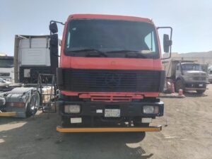 وايت الصرف الصحي حلول شاملة لنقل وتفريغ النفايات السائلة في الطائف تواجه مشاكل امتلاء البيارات أو طفح خزانات الصرف الصحي؟ هذه المشكلة ليست مجرد إزعاج عابر، بل يمكن أن تتحول إلى كارثة بيئية وصحية تهدد سكان المنزل أو المنشأة. في مثل هذه المواقف، يظهر الحل الأمثل وايت الصرف الصحي. هذه الشاحنات المتخصصة هي العامل الأساسي في عمليات الصرف الصحي الحديثة، حيث تقوم بمهمة شفط وتفريغ ونقل النفايات السائلة بكفاءة وأمان عاليين. في مدينة الطائف، مع تزايد الكثافة السكانية والمنشآت، تزداد الحاجة إلى خدمات وايت الصرف الصحي الموثوقة. مؤسسة نقاء تقدم هذه الخدمة الحيوية باستخدام أحدث أسطول من شاحنات الشفط المجهزة بأقوى المضخات والتقنيات. مهمتنا لا تقتصر على التفريغ فحسب، بل تشمل التخلص الآمن من النفايات وفق أعلى المعايير البيئية السعودية. هذا المقال دليلك الشامل لفهم كل ما يخص وايت الصرف الصحي، من مكوناته إلى كيفية اختيار أفضل مقدم خدمة. للاستفسار أو طلب الخدمة الفورية، اتصل بنا على 0503039539. ما هو وايت الصرف الصحي؟ وايت الصرف الصحي هو شاحنة كبيرة مجهزة خصيصاً لنقل السوائل والمخلفات السائلة. يحتوي على خزان مصنوع من مواد متينة مقاومة للتآكل ومضخة شفط قوية. يتم استخدامه primarily لشفط محتويات البيارات، وخزانات الصرف الصحي، وغرف التفتيش عندما تمتلئ. تختلف سعة وايت الصرف الصحي من شاحنة إلى أخرى، مما يجعله مناسباً للمنازل الفردية والمجمعات السكنية الكبيرة والمصانع على حد سواء. المكونات الرئيسية لوايت الصرف الصحي لفهم كيفية عمل هذه الخدمة، من المهم معرفة مكونات وايت الصرف الصحي الأساسية خزان التخزين مصنوع من الفولاذ المقاوم للصدأ أو البولي إيثيلين عالي الكثافة، مصمم ليحمل كميات كبيرة من النفايات السائلة دون تسريب. مضخة الشفط القوية هي القلب النابض للعملية، مسؤولة عن سحب السوائل والمواد شبه الصلبة من الأعماق بفعالية. أنابيب الشفط المخصصة أنابيب مرنة وقوية يتم إدخالها في فتحة البيارة أو غرفة التفتيش لنقل المحتويات إلى الخزان. نظام تفريغ آمن يضمن تفريغ محتويات الخزان في مواقع المعالجة المخصصة بسلاسة وأمان. المشاكل التي يحلها وايت الصرف الصحي يلعب وايت الصرف الصحي دوراً حاسماً في حل مجموعة واسعة من المشاكل امتلاء البيارات وهو الاستخدام الأشهر، حيث يمنع طفح مياه الصرف الصحي إلى السطح. تنظيف خزانات الصرف الصحي للمجمعات السكنية والمنشآت التجارية. أعمال الصيانة الدورية لأنظمة الصرف، مما يضمن استمرار عملها بكفاءة. حالات الطوارئ مثل الانسدادات الشديدة الناجمة عن امتلاء الخزانات الأرضية. خطوات الحصول على خدمة وايت الصرف الصحي في الطائف الحصول على الخدمة من مؤسسة نقاء سهل ومباشر. اتبع هذه الخطوات الخدمة تفاصيل الحجز والاستفسار رقم هاتف طلب الخدمة 0503039539 وسائل التواصل اتصال هاتفي مباشر أو رسالة عبر واتساب ساعات العمل خدمة متاحة 24 ساعة طوال أيام الأسبوع الاتصال والتقييم اتصل على الرقم 0503039539 لوصف مشكلتك (بيارة ممتلئة، تنظيف خزان، إلخ). تحديد الموعد نحدد معك موعداً مناسباً لوصول وايت الصرف الصحي إلى موقعك في الطائف. التقييم الميداني والتسعير يقوم الفني بتقييم الحجم وتقديم سعر فوري وشامل. بدء العمل يبدأ فريقنا في عملية الشفط باستخدام وايت الصرف الصحي المتطور. التنظيف والتطهير نقوم بتنظيف المنطقة المحيطة للتأكد من نظافة الموقع. التخلص الآمن نقوم بنقل النفايات إلى مواقع المعالجة المرخصة. مقارنة بين وايت الصرف الصحي والطرق التقليدية المعيار وايت الصرف الصحي (الحل الحديث) الطرق التقليدية (اليدوية) الكفاءة عالية جداً، يفرغ الخزان بالكامل وبسرعة. منخفضة، غير مجدية للبيارات الممتلئة. الأمان آمن تماماً، يمنع التعرض المباشر للنفايات الضارة. خطير، يعرض العمال للأمراض والمخاطر. الوقت سريع، يتم الإنتهاء في دقائق أو ساعات قليلة. بطيء جداً وقد يستغرق أيام. التكلفة النهائية اقتصادية على المدى الطويل كحل جذري. قد تؤدي إلى أضرار أكبر وتكاليف إضافية. عوامل تؤثر على سعر خدمة وايت الصرف الصحي تختلف تكلفة خدمة وايت الصرف الصحي بناء على عدة عوامل سعة الخزان المطلوب تفريغه كلما زاد الحجم، زادت التكلفة. موقع البيارة صعوبة الوصول للموقع قد تؤثر على السعر. نوع النفايات بعض المخلفات تتطلب تقنيات خاصة. الخدمات الإضافية مثل التنظيف الداخلي للبيارة بالتطهير. اتصل بنا على 0503039539 للحصول على عرض سعر دقيق وشفاف. نصائح ذهبية لاختيار أفضل مزود لخدمة وايت الصرف الصحي اطلب عرض سعر مسبق تأكد من أن الشركة تقدم تسعيراً شفافاً قبل البدء. تأكد من الترخيص تعامل فقط مع شركة مرخصة مثل مؤسسة نقاء تضمن التخلص الآمن بيئياً. اسأل عن تقنية الشفط استخدم شركة تستخدم أحدث شاحنات وايت الصرف الصحي. تحقق من التقييمات آراء العملاء السابقين خير دليل على مصداقية الخدمة. الأسئلة الشائعة (FAQ) حول وايت الصرف الصحي س 1 ما هي مدة عمل وايت الصرف الصحي لتفريغ بيارة منزل؟ ج المدة تختلف حسب الحجم، لكن معظم عمليات تفريغ وايت الصرف الصحي للبيارات المنزلية تستغرق أقل من ساعة. س 2 كيف أطلب خدمة وايت الصرف الصحي بشكل عاجل في الطائف؟ ج يمكنك طلب خدمة وايت الصرف الصحي بشكل عاجل بالاتصال المباشر على رقم الطوارئ 0503039539 المتاح 247. س 3 هل خدمة وايت الصرف الصحي تغطي تنظيف خزانات الصرف الصحي للمصانع؟ ج نعم، خدماتنا تشمل تنظيف خزانات الصرف الصحي الكبيرة للمصانع والمنشآت التجارية باستخدام وايت الصرف الصحي كبير السعة. س 4 ما الفرق بين خدمة وايت الصرف الصحي وتسليك المجاري العادي؟ ج وايت الصرف الصحي يحل مشكلة الامتلاء في المصدر (البيارة)، بينما التسليك العادي يعالج الانسداد في الأنابيب فقط. س 5 هل تقدمون ضمان على خدمة وايت الصرف الصحي؟ ج نعم، نقدم ضماناً على خدماتنا لضمان رضاكم التام عن عمل وايت الصرف الصحي. س 6 كيف يتم التخلص الآمن من النفايات بعد شفطها بواسطة وايت الصرف الصحي؟ ج يتم نقل النفايات بواسطة وايت الصرف الصحي إلى محطات المعالجة المرخصة من قبل الجهات المختصة في المملكة. س 7 ما هي المناطق التي تقدمون فيها خدمة وايت الصرف الصحي؟ ج نركز على خدمة مدينة الطائف وأحيائها مثل السيل الكبير، ولكن اتصل بنا على 0503039539 للاستفسار عن منطقة معينة. روابط داخلية مفيدة تعرف على المزيد عن خدماتنا الشاملة من خلال زيارة موقعنا maysann.com. لمشاكل الانسداد العامة، يمكنك الاستفادة من خدمة [تسليك المجاري المسدودة في الطائف]. اقرأ عن أهمية [الصيانة الدورية للبيارات] لتجنب الطوارئ. روابط خارجية موثوقة أمانة الطائف - للاطلاع على لوائح الصحة البلدية. المركز الوطني للرقابة على الالتزام البيئي - لمعلومات عن معايير التخلص البيئي الآمن. ويكيبيديا الصرف الصحي - لفهم عام لأنظمة الصرف. خاتمة لا تنتظر حتى تتحول مشكلة بسيطة إلى كارثة مكلفة. خدمة وايت الصرف الصحي من مؤسسة نقاء هي استثمار في صحة أسرتك وسلامة ممتلكاتك والبيئة المحيطة. نحن نضمن لك خدمة سريعة، احترافية، وآمنة باستخدام أحدث التقنيات. اتخذ القرار الصحيح الآن. اتصل بفريقنا على الرقم 0503039539 لطلب خدمة وايت الصرف الصحي في الطائف أو للحصول على استشارة مجانية.